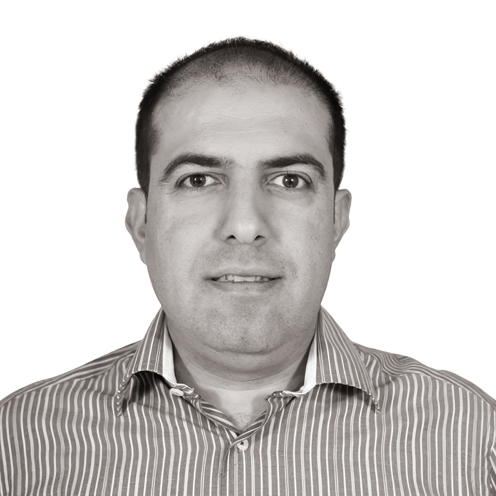 Porträt eines Mannes in gestreiftem Hemd, neutraler Hintergrund.